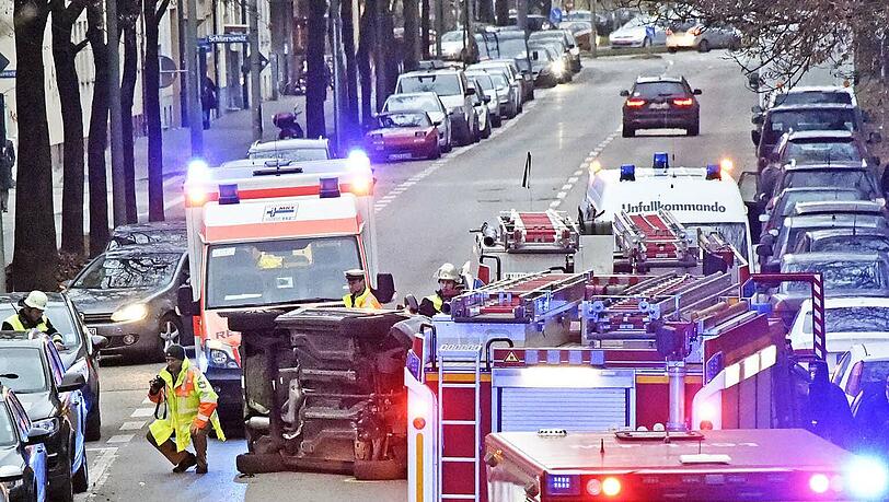 Nach der Kollision war der Fiat umgekippt. Die Bilder vom Einsatz. Nach der Kollision war der Fiat umgekippt. Die Bilder vom Einsatz.