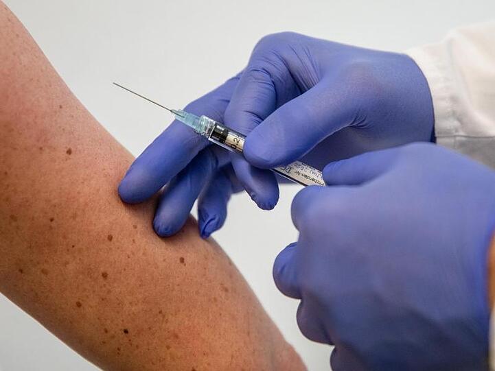 An der Tübinger Uniklinik wird Impfstoff des Biopharma-Unternehmens Curevac auf seine Verträglichkeit getestet.