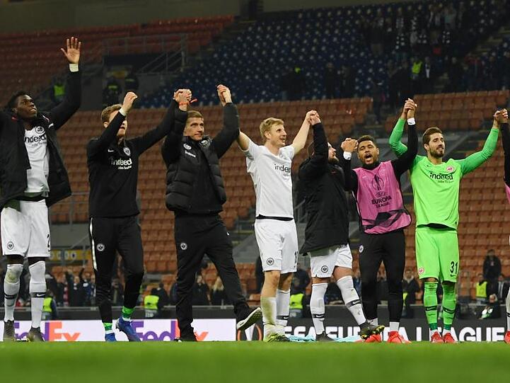 Die Frankfurter Spieler feiern den Einzug in das Europa-League-Viertelfinale.