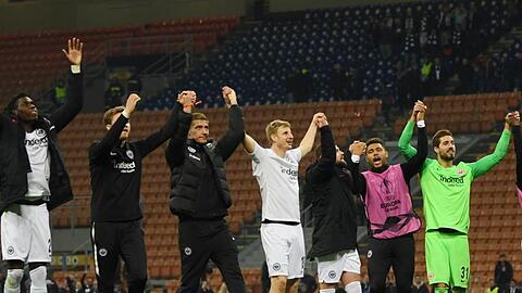 Die Frankfurter Spieler feiern den Einzug in das Europa-League-Viertelfinale.