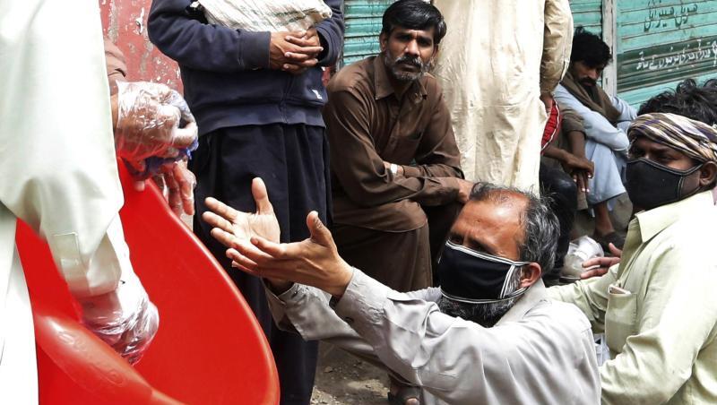 Freiwillige Helfer verteilen Lebensmittel an Tagelöhner im pakistanischen Lahore. Freiwillige Helfer verteilen Lebensmittel an Tagelöhner im pakistanischen Lahore.