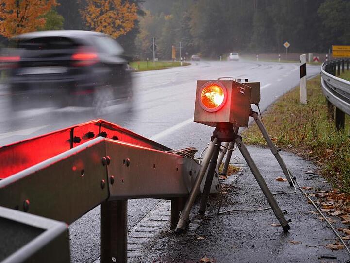 Ein mobiles Blitzgerät fotografiert auf einer Bundesstraße Fahrzeuge mit überhöhter Geschwindigkeit. Foto: David-Wolfgang Ebener/dpa/Archivbild