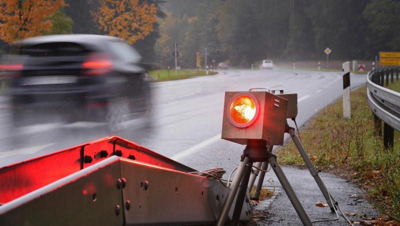 Ein mobiles Blitzgerät fotografiert auf einer Bundesstraße Fahrzeuge mit überhöhter Geschwindigkeit. Foto: David-Wolfgang Ebener/dpa/Archivbild