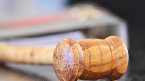 Ein Richterhammer aus Holz liegt auf einem Tisch. Foto: picture alliance / dpa/Symbolbild