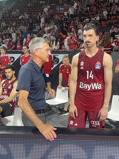 Im Gespräch mit Bayern-Kapitän Djedovic: Herbert Hainer.