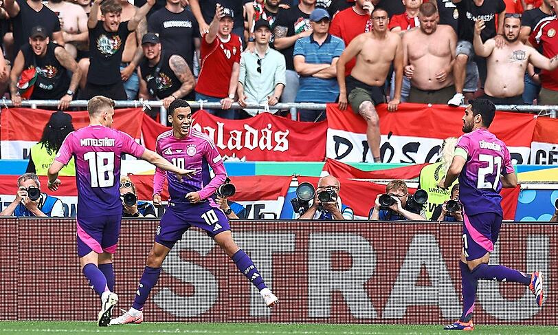 Bei der EM 2021 waren die Ungarn-Fans im Spiel gegen Deutschland mit homophoben Gesängen aufgefallen - nun gab es drei Jahre später von Jamal Musiala und der DFB-Elf die passende Antwort - in pinken Trikots.