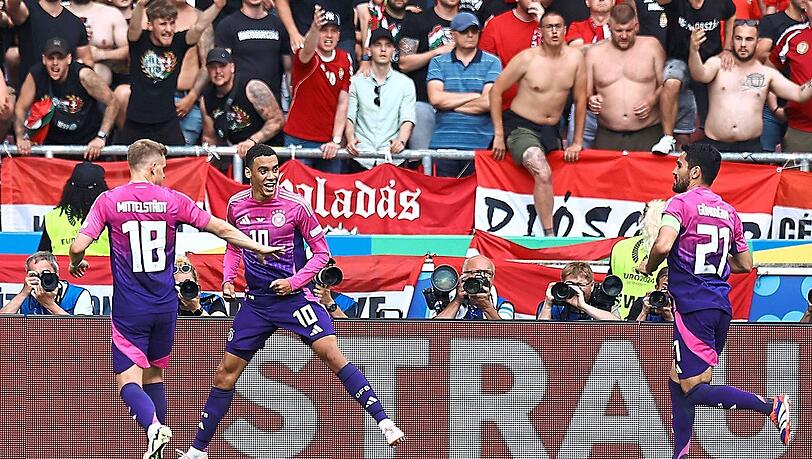 Bei der EM 2021 waren die Ungarn-Fans im Spiel gegen Deutschland mit homophoben Gesängen aufgefallen - nun gab es drei Jahre später von Jamal Musiala und der DFB-Elf die passende Antwort - in pinken Trikots.