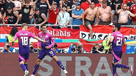 Bei der EM 2021 waren die Ungarn-Fans im Spiel gegen Deutschland mit homophoben Gesängen aufgefallen - nun gab es drei Jahre später von Jamal Musiala und der DFB-Elf die passende Antwort - in pinken Trikots.