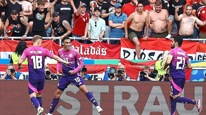 Bei der EM 2021 waren die Ungarn-Fans im Spiel gegen Deutschland mit homophoben Gesängen aufgefallen - nun gab es drei Jahre später von Jamal Musiala und der DFB-Elf die passende Antwort - in pinken Trikots.