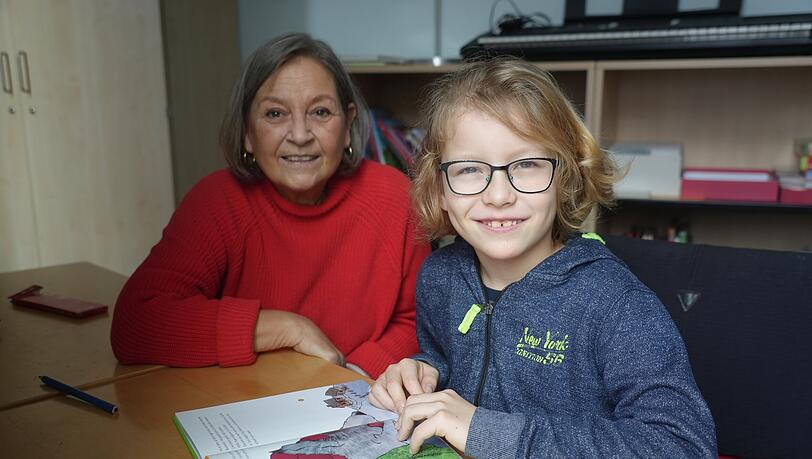 Lesepatin Doris Nicklas-Abeken will Kindern wie Johannes die Freude an Büchern vermitteln und übt mit ihnen das Lesen.