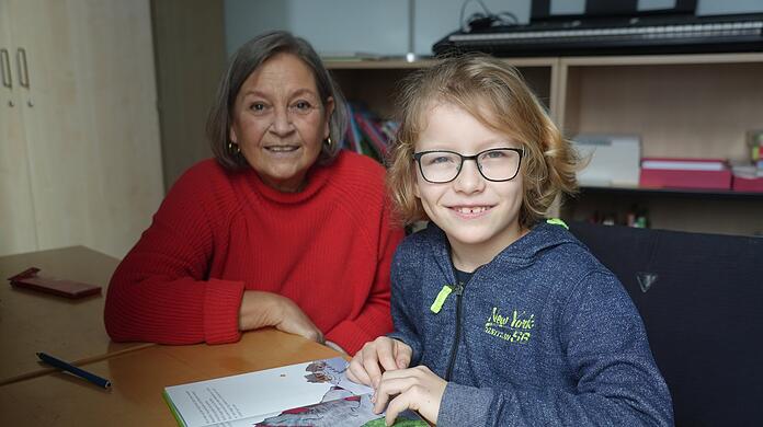 Lesepatin Doris Nicklas-Abeken will Kindern wie Johannes die Freude an Büchern vermitteln und übt mit ihnen das Lesen.