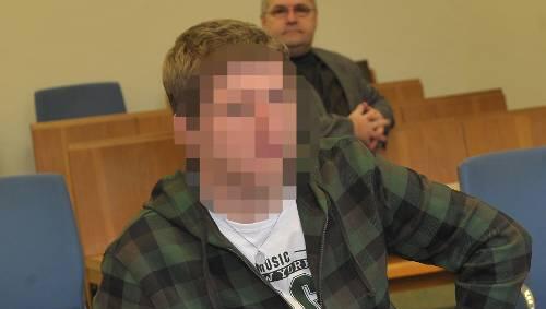 Bestritt die Vorwürfe: Der gehörlose Mechaniker (24) schob die massiven Knochen-Verletzungen auf seinen älteren Sohn (2). Bestritt die Vorwürfe: Der gehörlose Mechaniker (24) schob die massiven Knochen-Verletzungen auf seinen älteren Sohn (2).