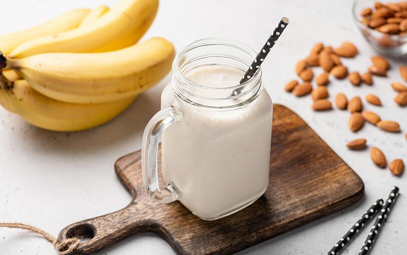 Wer seine Muskeln vor oder nach dem Training mit Protein versorgen m&ouml;chte, dessen Smoothie sollte N&uuml;sse oder aus Mandeln, Cashews und Co. hergestellte Milch oder Nussbutter enthalten - das zaubert zus&auml;tzlich eine tolle Konsistenz. Magnesium- und kaliumreiche Bananen sind perfekte Smoothie-Partner f&uuml;r Sportsfreunde, ebenso wie Chia-, Lein- und Hanfsamen.
