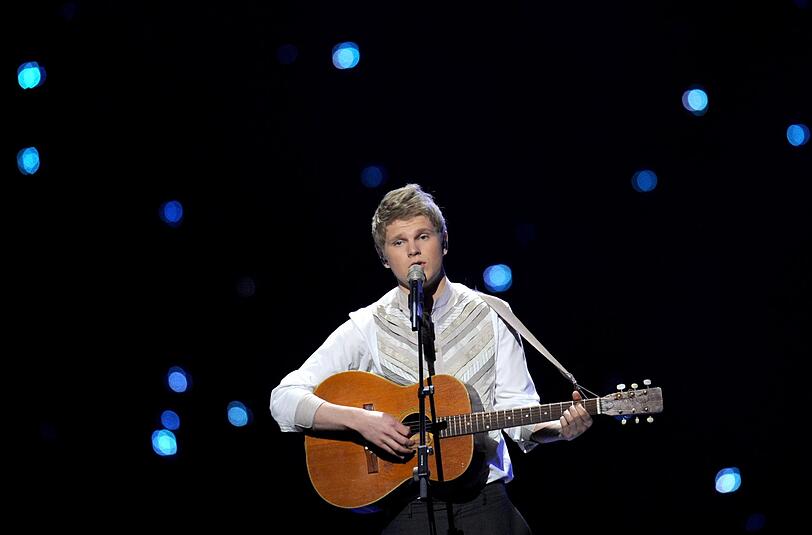 Der Protagonist seines Liedes ist Peter: Peter ist schlau; Er fragt sich warum keiner etwas tut um die Welt zu ändern. Der Sänger selbst behauptet das Lied sei auch ironisch gemeint. Denn er sitze ja schließlich auch nur hier und würde anstatt die Welt zu retten, ein Lied singen. Da da dam ...
