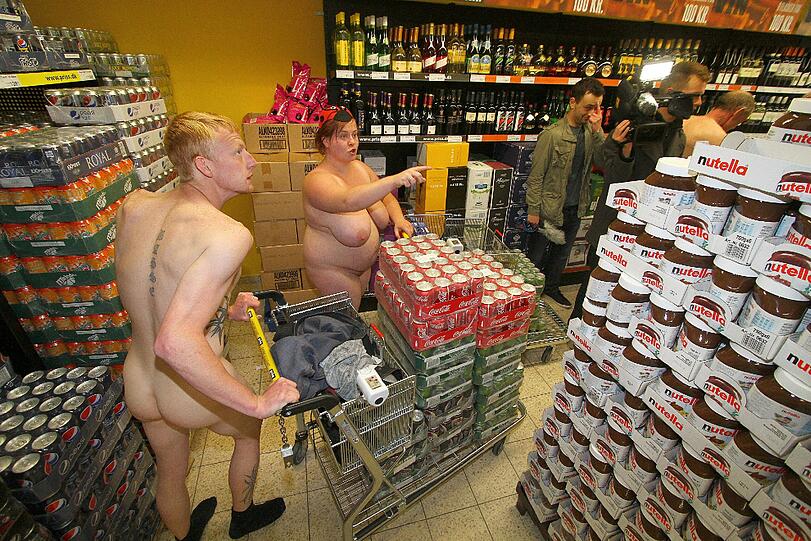 Keine Kleidnug am Leib, aber einen Einkauszettel in der Hand: Nackte stürmen einen Supermarkt in Süderlügum (Nordfriesland)