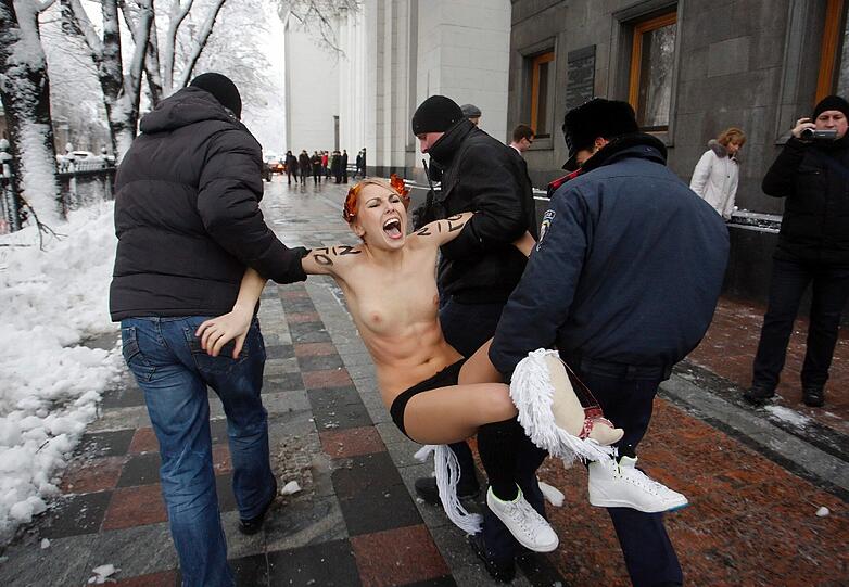 Mehre Aktivistinen wurden vor dem Parlament in Kiew verhaftet.