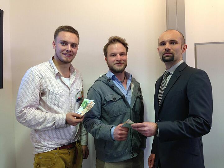 Dank für die couragierte Hilfe: Simon Burghardt(r.) überreicht Moritz Meyer (li.) und Philipp Ablaßmaier 150 Euro