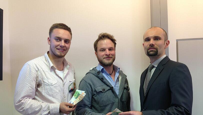 Dank für die couragierte Hilfe: Simon Burghardt(r.) überreicht Moritz Meyer (li.) und Philipp Ablaßmaier 150 Euro Dank für die couragierte Hilfe: Simon Burghardt(r.) überreicht Moritz Meyer (li.) und Philipp Ablaßmaier 150 Euro