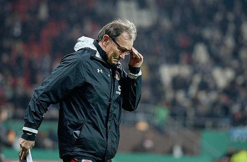 Der frühere 1860-Trainer Ewald Lienen durchschreitet mit dem FC St. Pauli aktuell ein tiefes Tal.