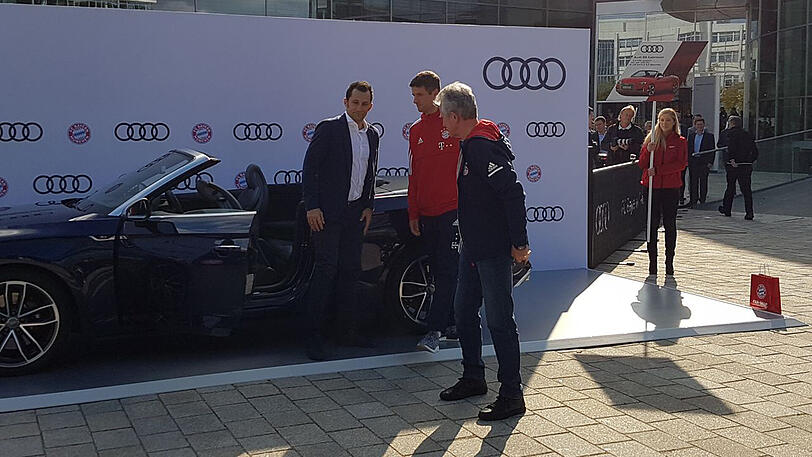 Thomas Müller, der neue Trainer Jupp Heynckes und Sportdirektor Hasan Salihamidžiæ.