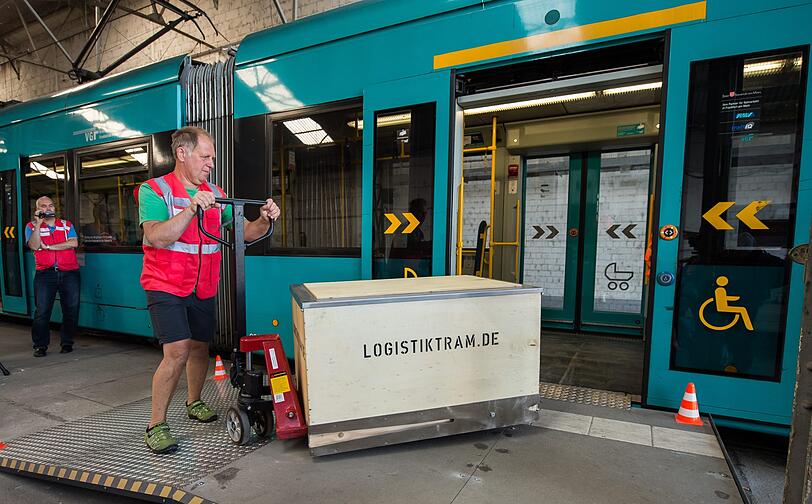 So geht&rsquo;s in Frankfurt: rauf auf den Stapler und rein in die Tram.