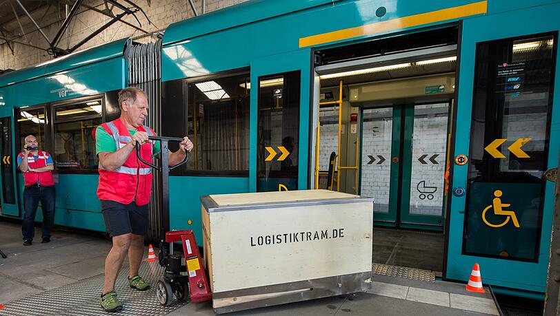 So geht’s in Frankfurt: rauf auf den Stapler und rein in die Tram. So geht’s in Frankfurt: rauf auf den Stapler und rein in die Tram.