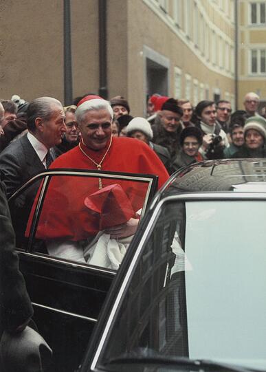 1982: Kardinal Joseph Ratzinger verlässt die Frauenkirche, umringt von Gläubigen und seinem Chauffeur Nikolaus Lackermeier &ndash; ein Foto von AZ-Leser Hannes Heindl.