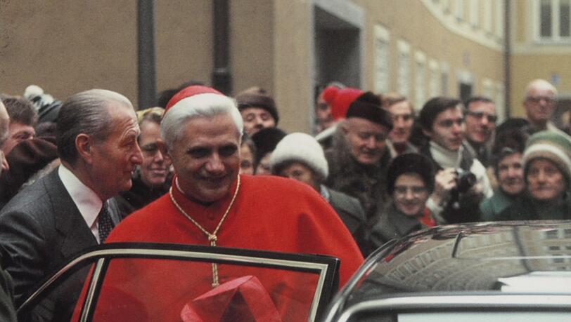 1982: Kardinal Joseph Ratzinger verlässt die Frauenkirche, umringt von Gläubigen und seinem Chauffeur Nikolaus Lackermeier – ein Foto von AZ-Leser Hannes Heindl. 1982: Kardinal Joseph Ratzinger verlässt die Frauenkirche, umringt von Gläubigen und seinem Chauffeur Nikolaus Lackermeier – ein Foto von AZ-Leser Hannes Heindl.