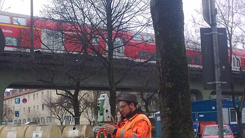 An der Kupferhammerstraße waren Arbeiter am Donnerstag dabei, die Winkel zu vermessen.