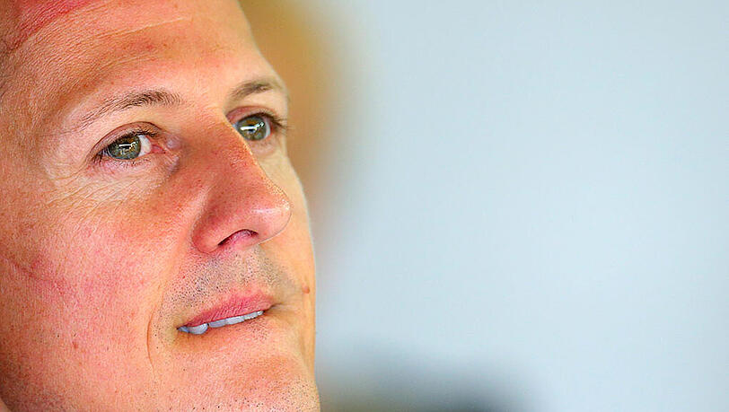 Wir beginnen den Jahresrückblick 2014 mit einem traurigen Schicksalsschlag: Formel-1-Legende Michael Schumacher fällt nach einem Skiunfall am zweiten Weihnachtsfeiertag ins Koma. Er wird zur Behandlung in eine Schweizer Klinik gebracht. Familie, Freunde, Kollegen und Schumi-Fans auf der ganzen Welt bangen im Januar um das Leben des Rennfahrers. Wir beginnen den Jahresrückblick 2014 mit einem traurigen Schicksalsschlag: Formel-1-Legende Michael Schumacher fällt nach einem Skiunfall am zweiten Weihnachtsfeiertag ins Koma. Er wird zur Behandlung in eine Schweizer Klinik gebracht. Familie, Freunde, Kollegen und Schumi-Fans auf der ganzen Welt bangen im Januar um das Leben des Rennfahrers.