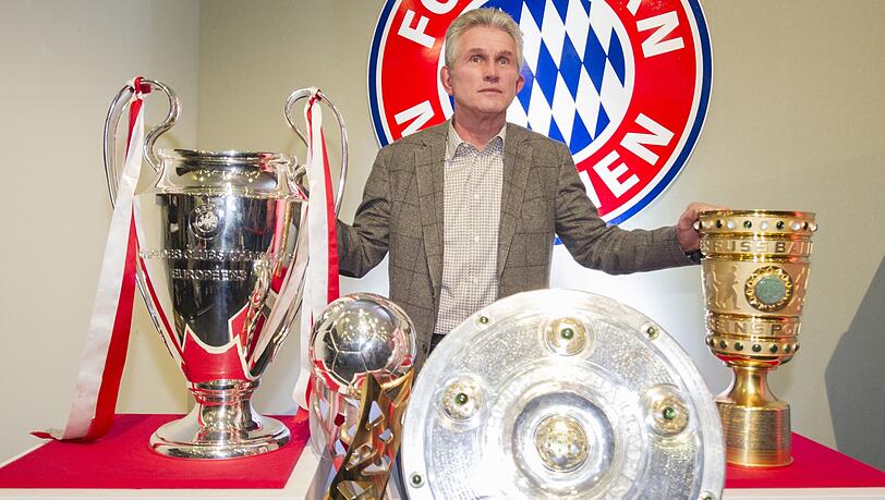 Jupp Heynckes steht in der Allianz Arena vor den Pokalen (Champions-League-Pokal, DFL-Supercup-Pokal, Meisterschale und DFB-Pokal), die er in der Saison 2012/2013 mit der Mannschaft des FC Bayern gewonnen hat. Jupp Heynckes steht in der Allianz Arena vor den Pokalen (Champions-League-Pokal, DFL-Supercup-Pokal, Meisterschale und DFB-Pokal), die er in der Saison 2012/2013 mit der Mannschaft des FC Bayern gewonnen hat.