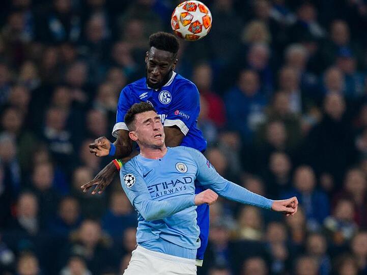 Schalkes Salif Sane (oben) gewinnt das Kopfballduell gegen Manchesters Aymeric Laporte.
