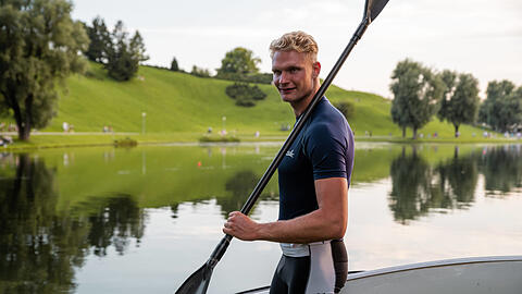 203 Zentimeter Power: Am Olympiasee posiert Ruder-Weltmeister Oliver Zeidler nur für die Fotografen. Gerudert wird in Oberschleißheim.