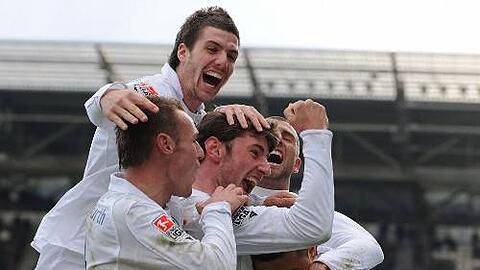 Fröhliche Fürther: Bernd Nehrig, Jan Mauersberger und Thorsten Burkhardt (v.l.) feiern den Doppel-Torschützen Stefan Reisinger (Mitte), der den Weg zu dem souveränen 3:0-Sieg auf St. Pauli ebnete.