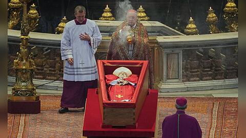 Gläubige können sich im Petersdom nun von Papst Franziskus verabschieden.