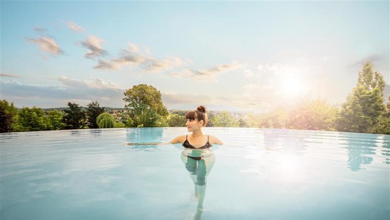 36 Grad warmes Thermalwasser, Blick in die Weite: Dieser Infinitypool ist nur für Hotelgäste des Avita Resorts reserviert.