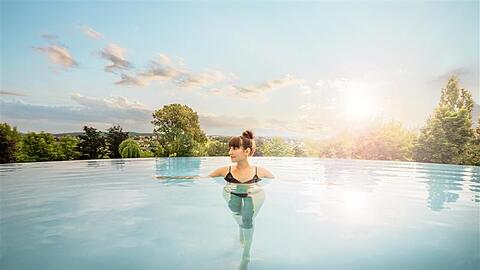 36 Grad warmes Thermalwasser, Blick in die Weite: Dieser Infinitypool ist nur für Hotelgäste des Avita Resorts reserviert.