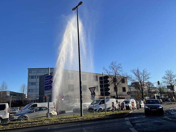 Diese Fontäne überraschte am Mittwochmorgen Autofahrer und Passanten in der Hansastraße/Ecke Landaubogen. Diese Fontäne überraschte am Mittwochmorgen Autofahrer und Passanten in der Hansastraße/Ecke Landaubogen.