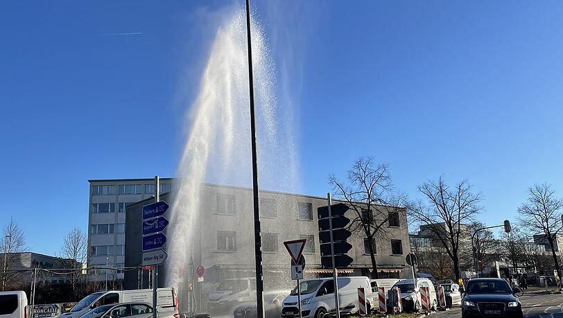 Diese Fontäne überraschte am Mittwochmorgen Autofahrer und Passanten in der Hansastraße/Ecke Landaubogen. Diese Fontäne überraschte am Mittwochmorgen Autofahrer und Passanten in der Hansastraße/Ecke Landaubogen.