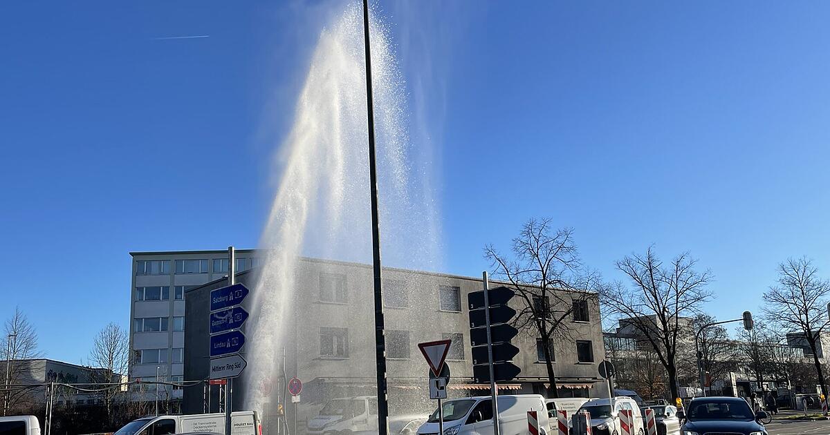 Pl-tzlich-gab-es-eine-riesige-Wasserfont-ne-Ungewolltes-Wasserspiel-an-M-nchner-Kreuzung