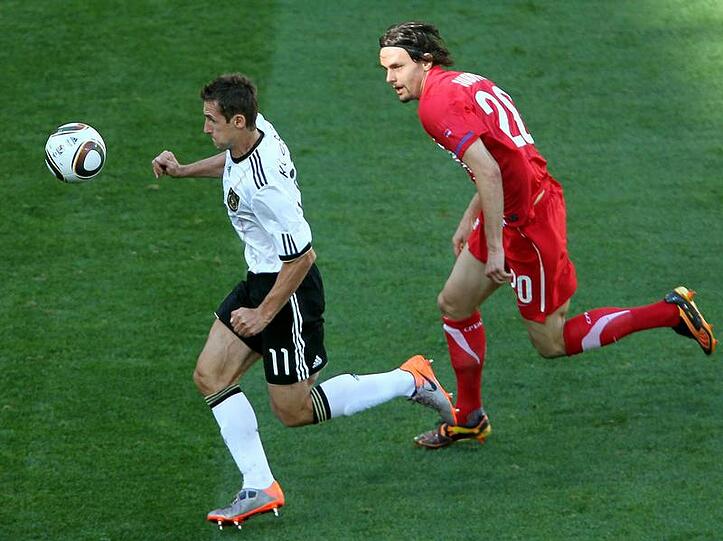Stefan Effenberg findet, dass Miro Klose, hier gegen Serbiens Subotic, bei der WM noch wertvoll werden kann für die DFB-Elf.