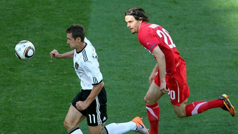 Stefan Effenberg findet, dass Miro Klose, hier gegen Serbiens Subotic, bei der WM noch wertvoll werden kann für die DFB-Elf. Stefan Effenberg findet, dass Miro Klose, hier gegen Serbiens Subotic, bei der WM noch wertvoll werden kann für die DFB-Elf.