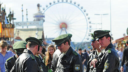 Nach der Fahrt vermisste die Besucherin einer Wiesn-Attraktion ihr Handy. Die Polizei fand es im Wohnwagen eines Fahrgeschäft-Mitarbeiters. (Symbolbild) Nach der Fahrt vermisste die Besucherin einer Wiesn-Attraktion ihr Handy. Die Polizei fand es im Wohnwagen eines Fahrgeschäft-Mitarbeiters. (Symbolbild)