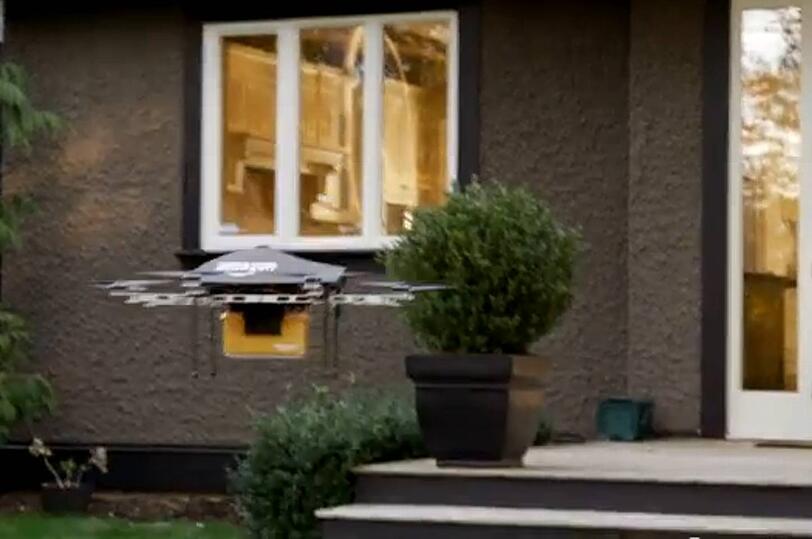 ... fliegt sie bis vor das Haus des Bestellers, wo sie die Ware sanft absetzt...