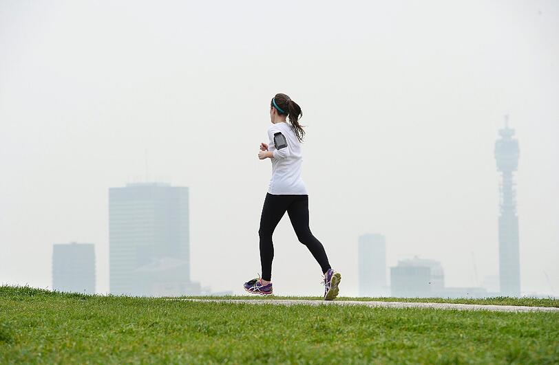 In London herrscht dicke Luft: Die Millionenstadt liegt unter einer Smog-Glocke - die Frau joggt trotzem.