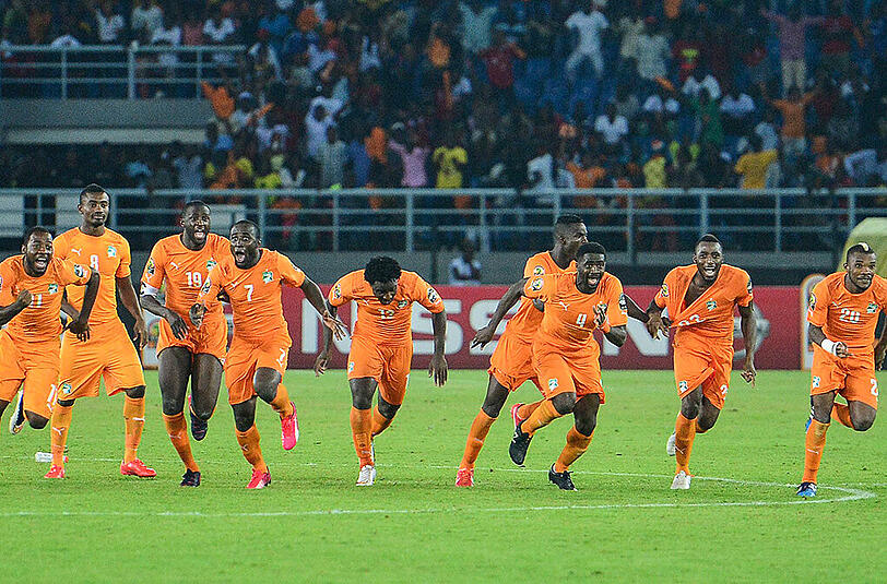 Die Elfenbeinküste schlägt Ghana im Finale des Afrika Cups sensationell mit 9:8 nach Elfmeterschießen. Keeper Boubacar Barry wird zum Nationalheld und darf sich von seinen Kollegen feiern lassen, Ghana trauert nach der Pleite.