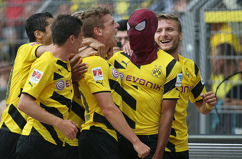 13. August 2014, Supercup: Dortmund - FC Bayern 2:0

Bei der ersten Siegerehrung der Saison bleibt den erfolgsverwöhnten Bayern nur die Zuschauerrolle. Neben der Niederlage gegen den Erzrivalen schmerzt die schwere Knieverletzung von Javi Martínez. Pierre-Emerick Aubameyang feiert sein 2:0 mit Spider-Man-Maske.