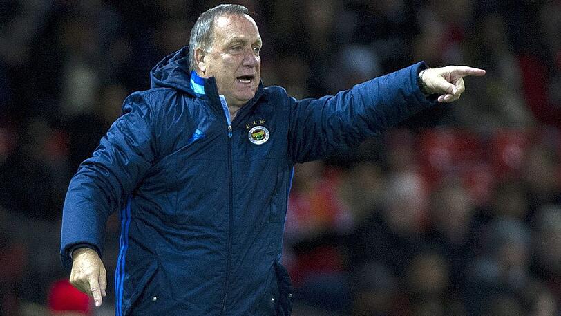 Dick Advocaat (Bild) sei eine "Kurzzeitlösung" als Bondscoach, erklärte KNVB-Sportdirektor Hans van Breukelen auf der kurzfristig einberufenen Pressekonferenz, auf der Advocaat wegen seiner Verpflichtungen in der Türkei fehlte. Auch Ruud Gullit war nicht anwesend.