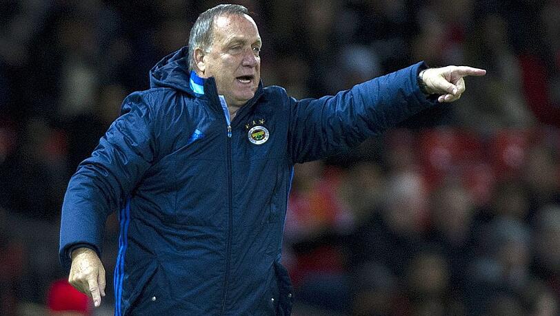 Dick Advocaat (Bild) sei eine "Kurzzeitlösung" als Bondscoach, erklärte KNVB-Sportdirektor Hans van Breukelen auf der kurzfristig einberufenen Pressekonferenz, auf der Advocaat wegen seiner Verpflichtungen in der Türkei fehlte. Auch Ruud Gullit war nicht anwesend. Dick Advocaat (Bild) sei eine "Kurzzeitlösung" als Bondscoach, erklärte KNVB-Sportdirektor Hans van Breukelen auf der kurzfristig einberufenen Pressekonferenz, auf der Advocaat wegen seiner Verpflichtungen in der Türkei fehlte. Auch Ruud Gullit war nicht anwesend.
