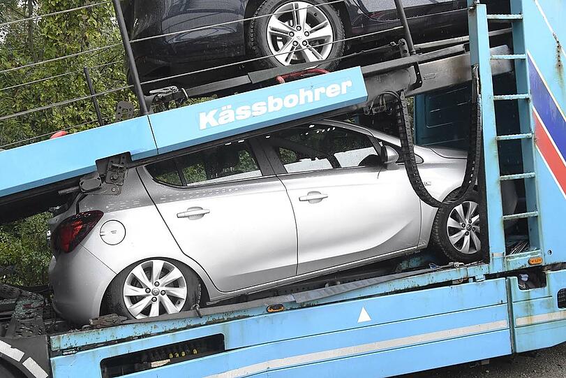 Fahrzeuge wurden durch das Absinken des Oberdecks zusammengedrückt